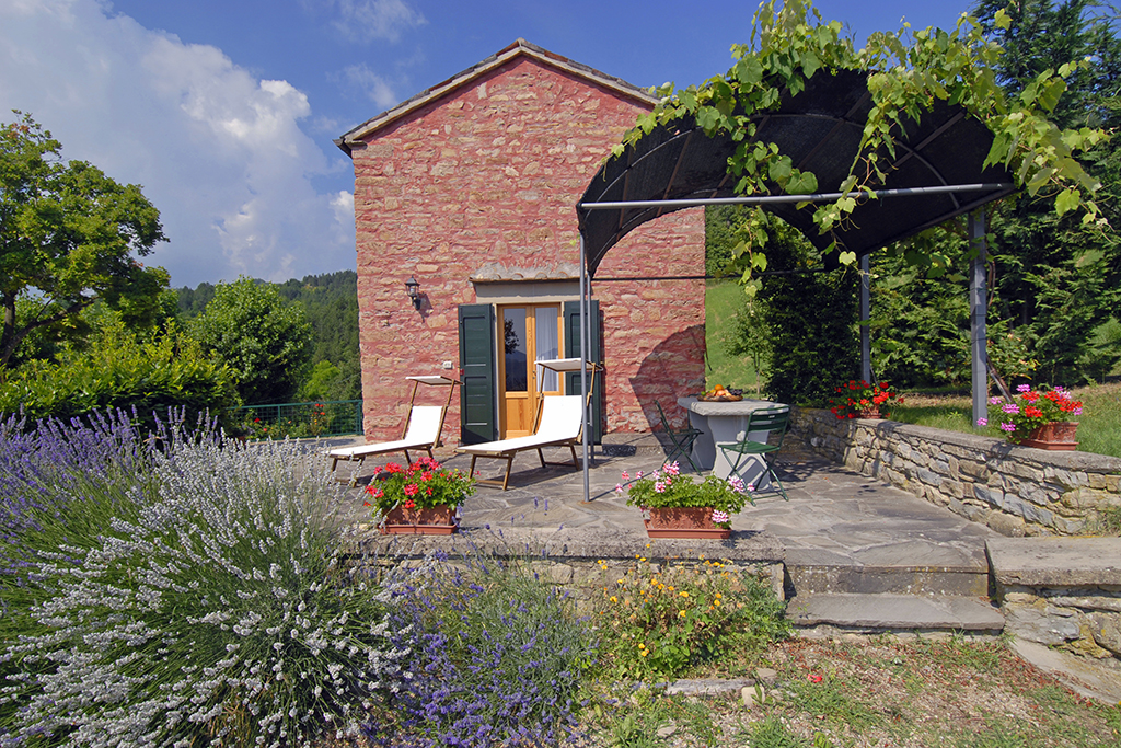 La Chiesina, the Chapel, in Tredozio, this house with swimming pool and garden, for two people, is available for holiday rental in Emilia Romagna at the border with Tuscany. 