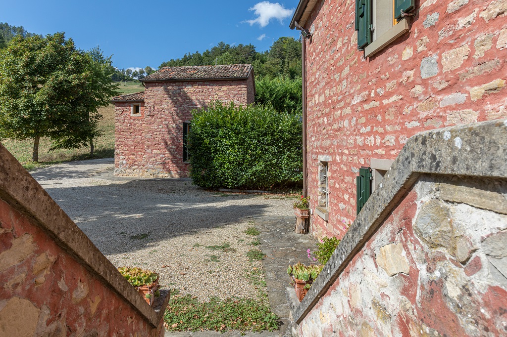 La Chiesina, the Chapel, in Tredozio, this house with swimming pool and garden, for two people, is available for holiday rental in Emilia Romagna at the border with Tuscany. 