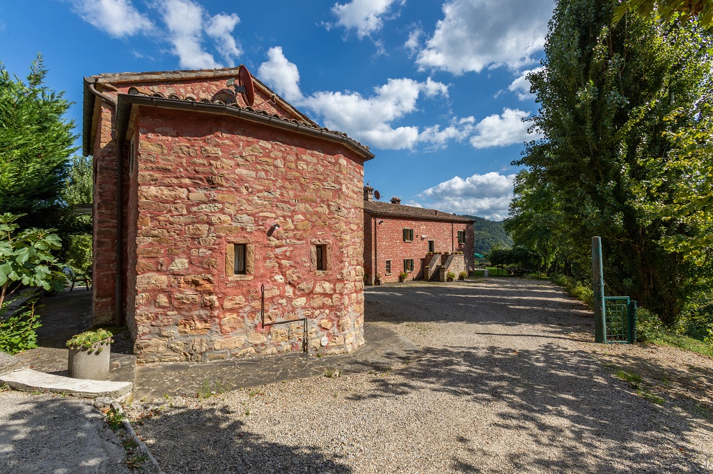 La Chiesina, the Chapel, in Tredozio, this house with swimming pool and garden, for two people, is available for holiday rental in Emilia Romagna at the border with Tuscany. 