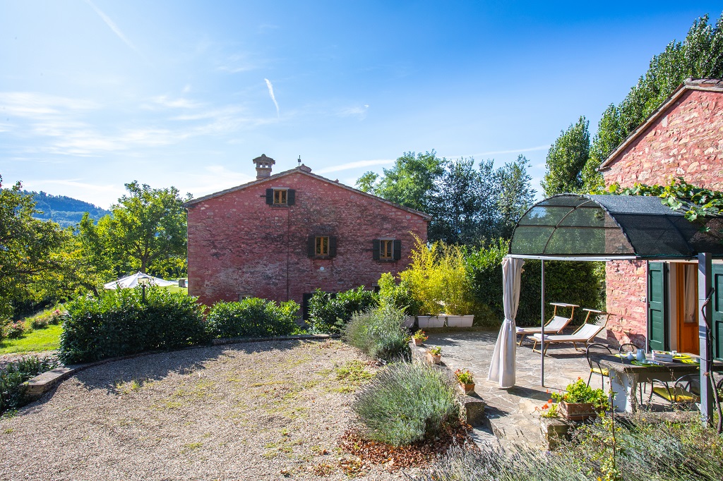 La Chiesina, the Chapel, in Tredozio, this house with swimming pool and garden, for two people, is available for holiday rental in Emilia Romagna at the border with Tuscany. 