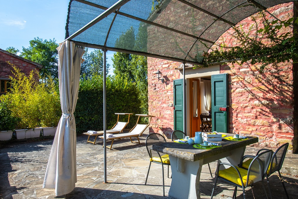 La Chiesina, the Chapel, in Tredozio, this house with swimming pool and garden, for two people, is available for holiday rental in Emilia Romagna at the border with Tuscany. 