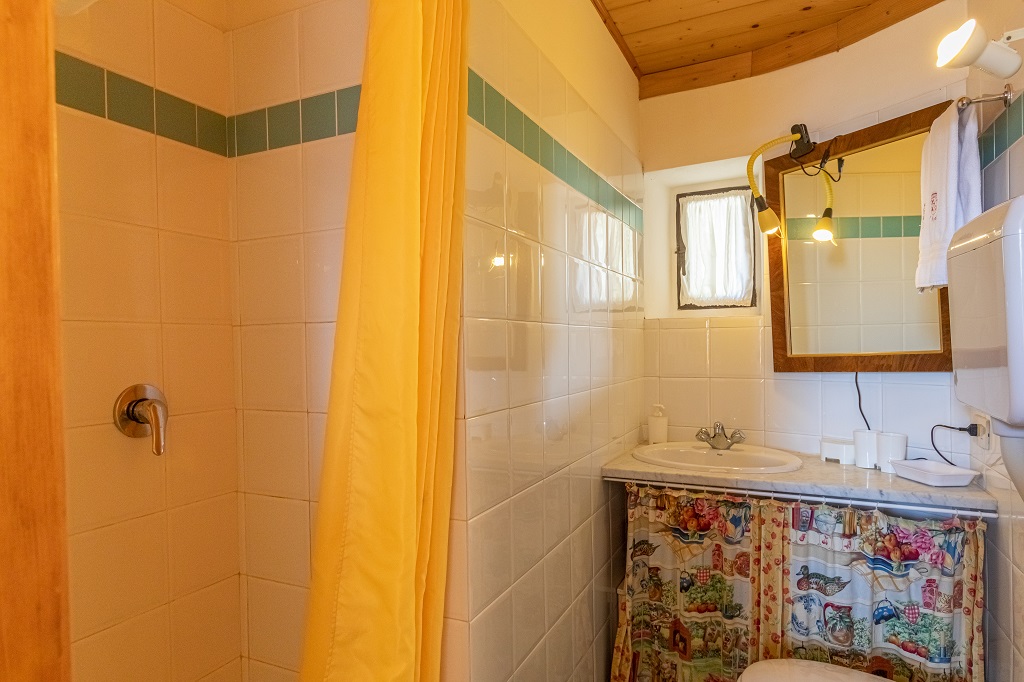 La Chiesina, the Chapel, in Tredozio, this house with swimming pool and garden, for two people, is available for holiday rental in Emilia Romagna at the border with Tuscany. 