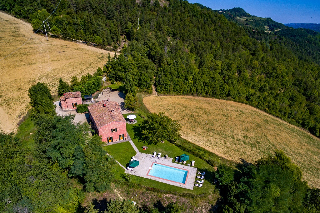 La Chiesina, the Chapel, in Tredozio, this house with swimming pool and garden, for two people, is available for holiday rental in Emilia Romagna at the border with Tuscany. 