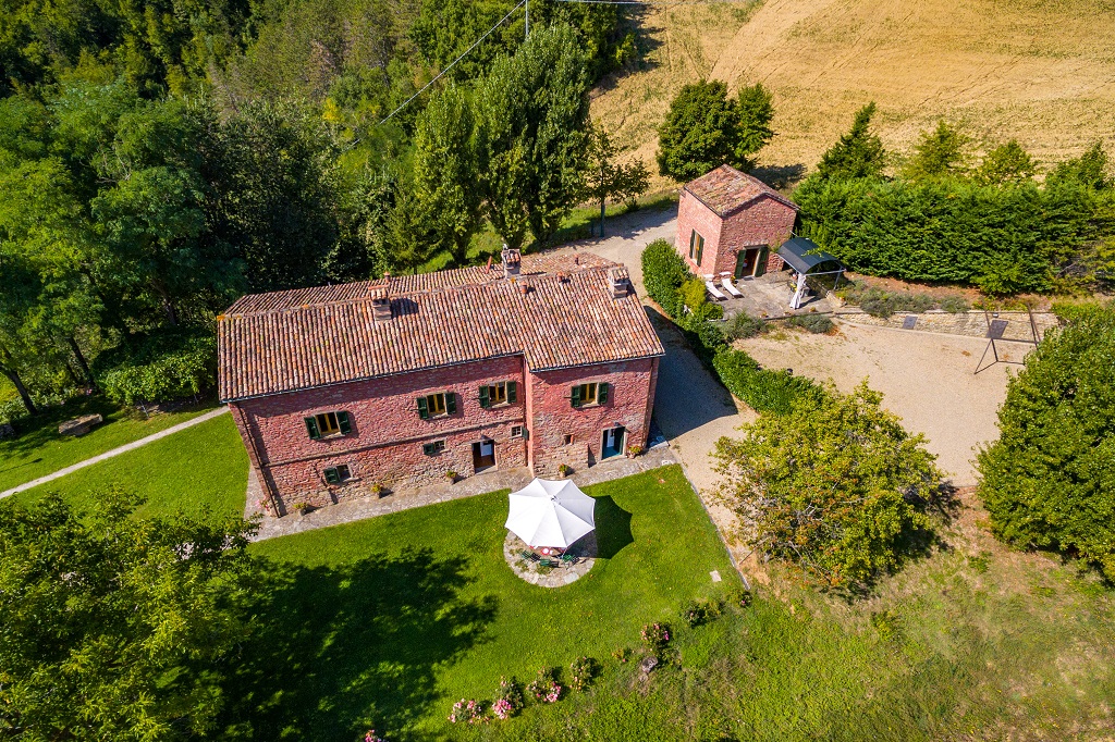 La Chiesina, the Chapel, in Tredozio, this house with swimming pool and garden, for two people, is available for holiday rental in Emilia Romagna at the border with Tuscany. 