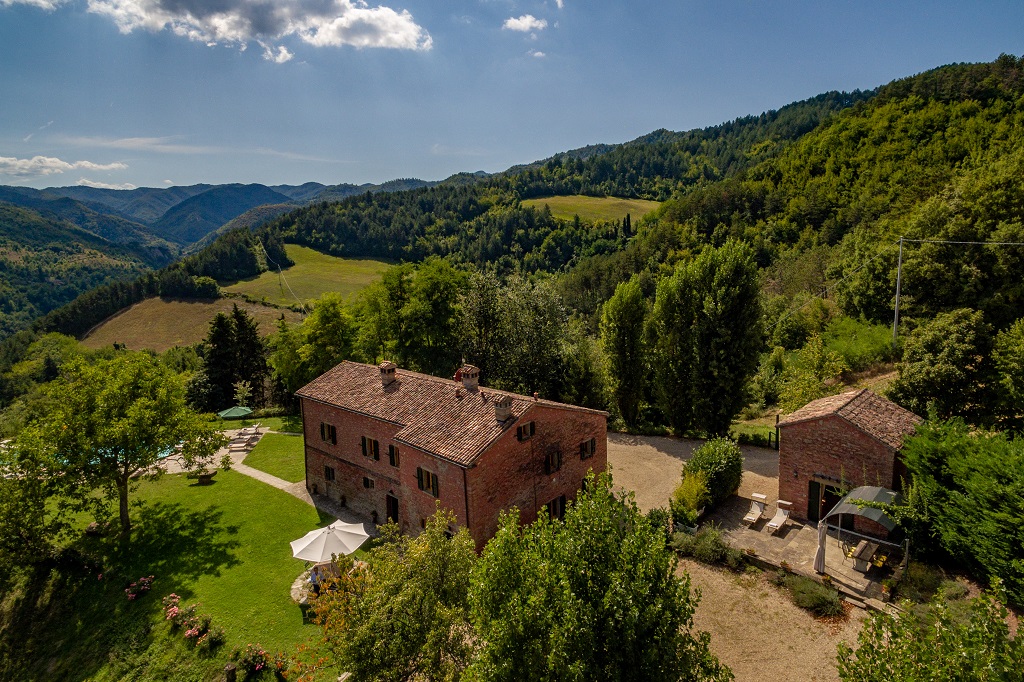 La Chiesina, the Chapel, in Tredozio, this house with swimming pool and garden, for two people, is available for holiday rental in Emilia Romagna at the border with Tuscany. 