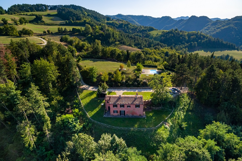 Villa Mazzino in Marradi, this luxury villa with swimming pool and garden, for up to 6 people, is available for holiday rental in Tuscany at the border with Emilia Romagna.