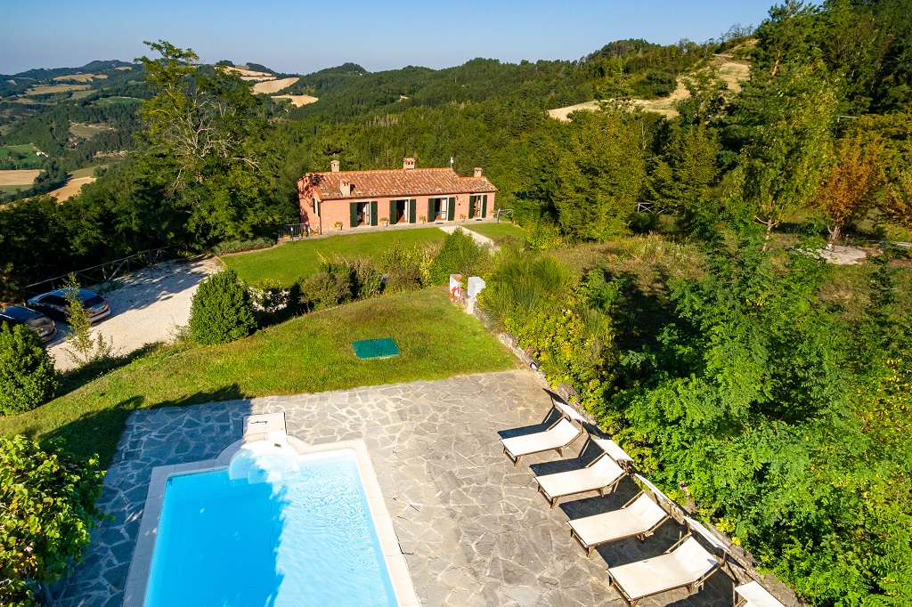 Villa Mazzino in Marradi, this luxury villa with swimming pool and garden, for up to 6 people, is available for holiday rental in Tuscany at the border with Emilia Romagna.