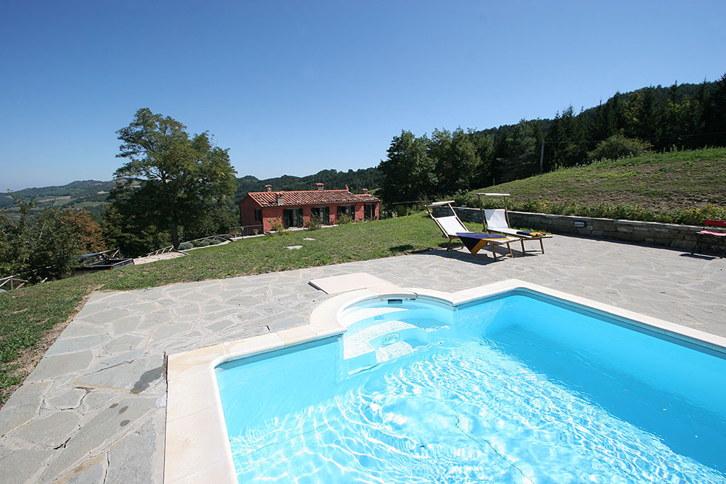 Villa Mazzino in Marradi, this luxury villa with swimming pool and garden, for up to 6 people, is available for holiday rental in Tuscany at the border with Emilia Romagna.