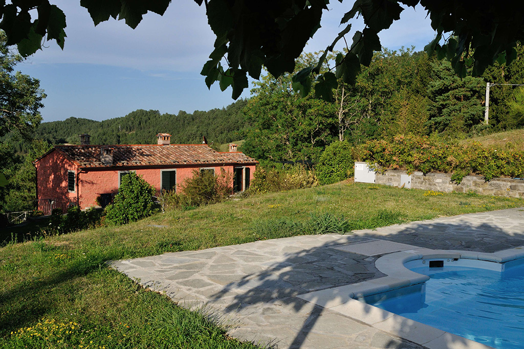 Villa Mazzino in Marradi, this luxury villa with swimming pool and garden, for up to 6 people, is available for holiday rental in Tuscany at the border with Emilia Romagna.