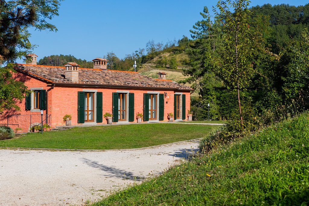 Villa Mazzino in Marradi, this luxury villa with swimming pool and garden, for up to 6 people, is available for holiday rental in Tuscany at the border with Emilia Romagna.