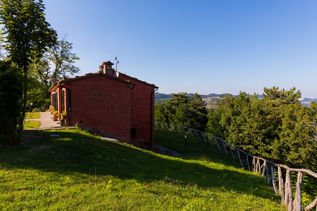 Villa Mazzino in Marradi, this luxury villa with swimming pool and garden, for up to 6 people, is available for holiday rental in Tuscany at the border with Emilia Romagna.