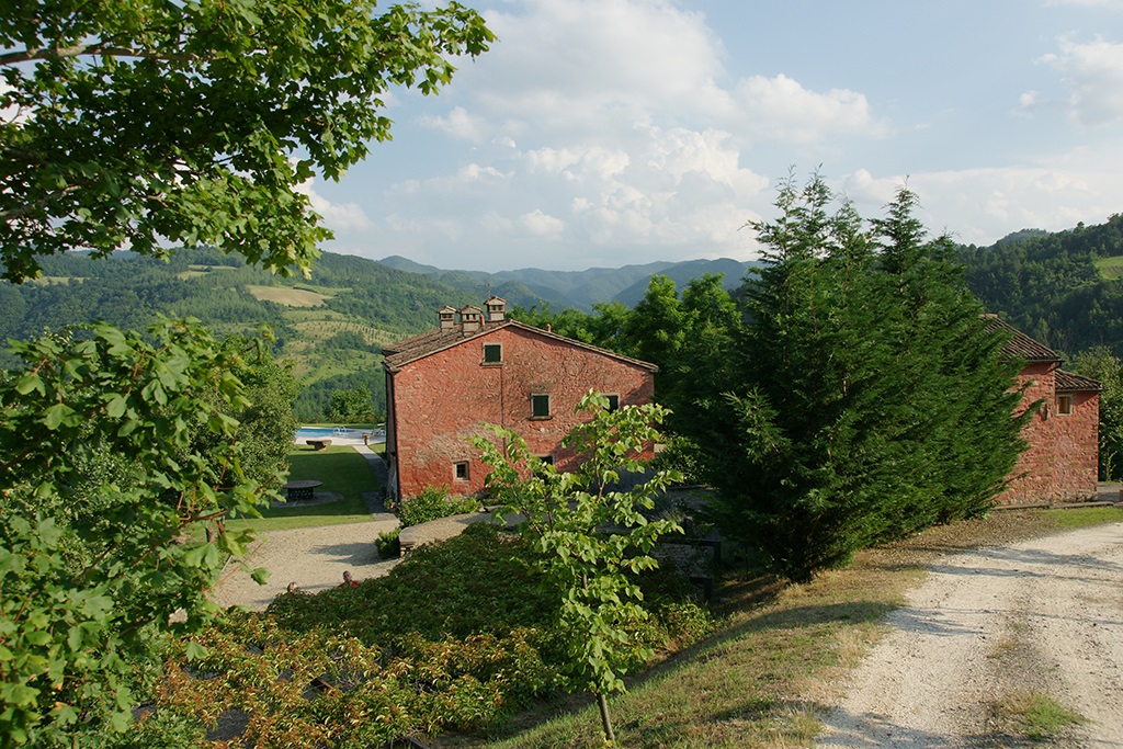 Villa I Vanzetti in Tredozio, this luxury villa with swimming pool and garden, for up to 14 people, is available for holiday rental in Emilia Romagna at the border with Tuscany. 