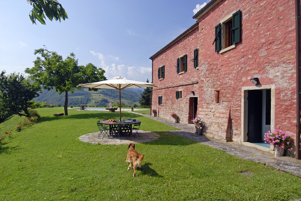 Villa I Vanzetti in Tredozio, this luxury villa with swimming pool and garden, for up to 14 people, is available for holiday rental in Emilia Romagna at the border with Tuscany. 