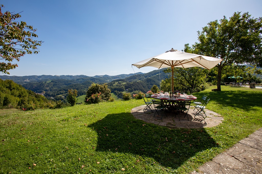 Villa I Vanzetti in Tredozio, this luxury villa with swimming pool and garden, for up to 14 people, is available for holiday rental in Emilia Romagna at the border with Tuscany. 