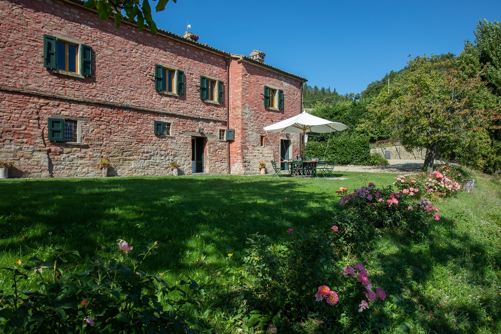 Villa I Vanzetti in Tredozio, this luxury villa with swimming pool and garden, for up to 14 people, is available for holiday rental in Emilia Romagna at the border with Tuscany. 