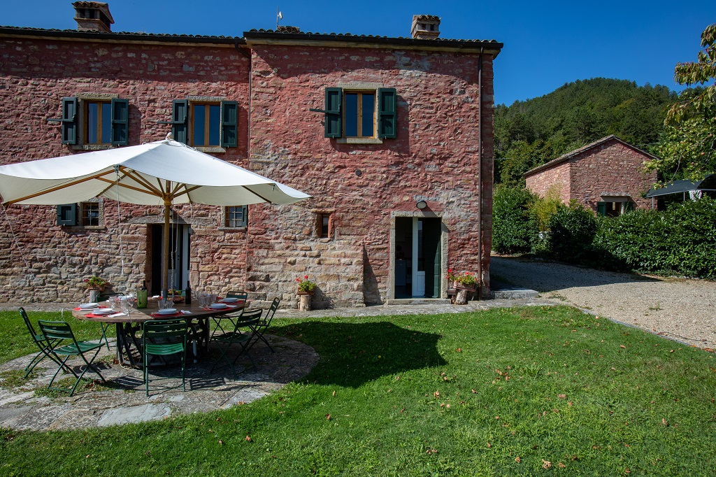 Villa I Vanzetti in Tredozio, this luxury villa with swimming pool and garden, for up to 14 people, is available for holiday rental in Emilia Romagna at the border with Tuscany. 