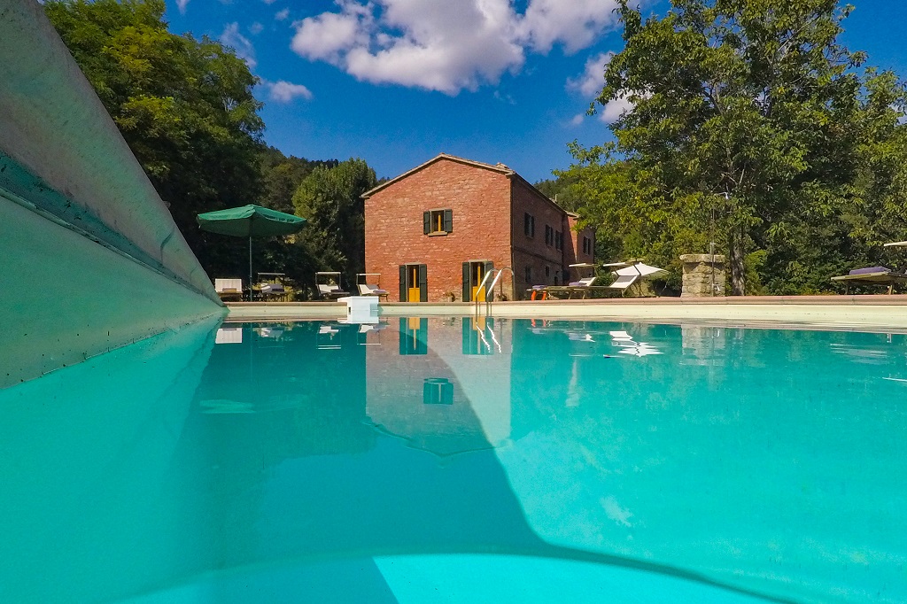 Villa I Vanzetti in Tredozio, this luxury villa with swimming pool and garden, for up to 14 people, is available for holiday rental in Emilia Romagna at the border with Tuscany. 