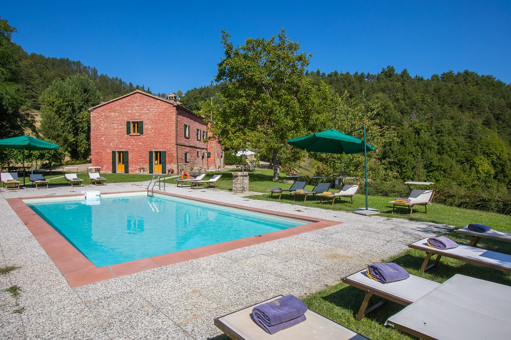 Villa I Vanzetti in Tredozio, this luxury villa with swimming pool and garden, for up to 14 people, is available for holiday rental in Emilia Romagna at the border with Tuscany. 