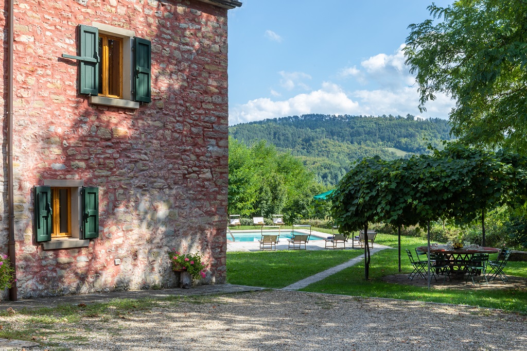 Villa I Vanzetti in Tredozio, this luxury villa with swimming pool and garden, for up to 14 people, is available for holiday rental in Emilia Romagna at the border with Tuscany. 