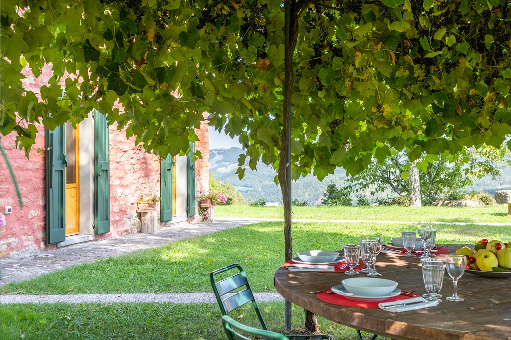 Villa I Vanzetti in Tredozio, this luxury villa with swimming pool and garden, for up to 14 people, is available for holiday rental in Emilia Romagna at the border with Tuscany. 