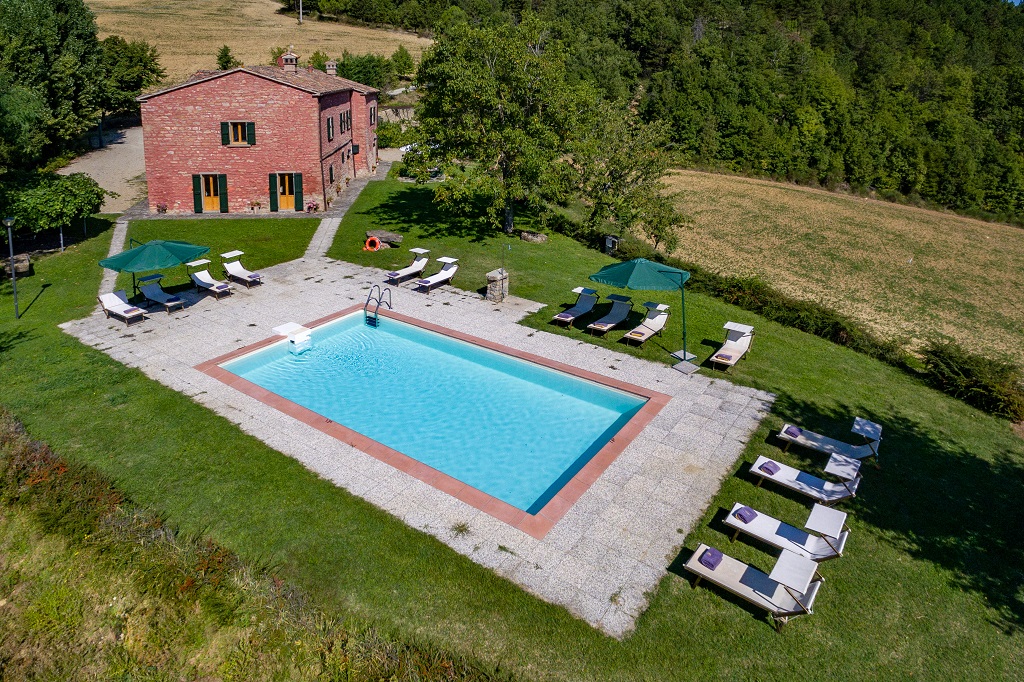 Villa I Vanzetti in Tredozio, this luxury villa with swimming pool and garden, for up to 14 people, is available for holiday rental in Emilia Romagna at the border with Tuscany. 