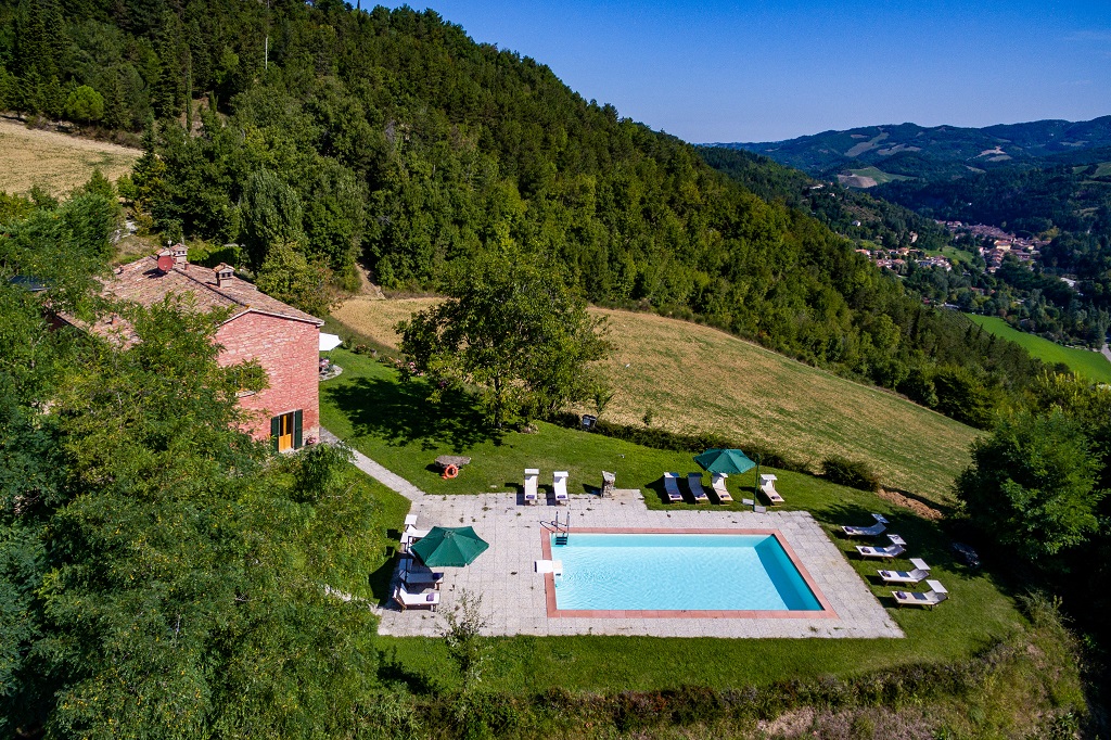 Villa I Vanzetti in Tredozio, this luxury villa with swimming pool and garden, for up to 14 people, is available for holiday rental in Emilia Romagna at the border with Tuscany. 