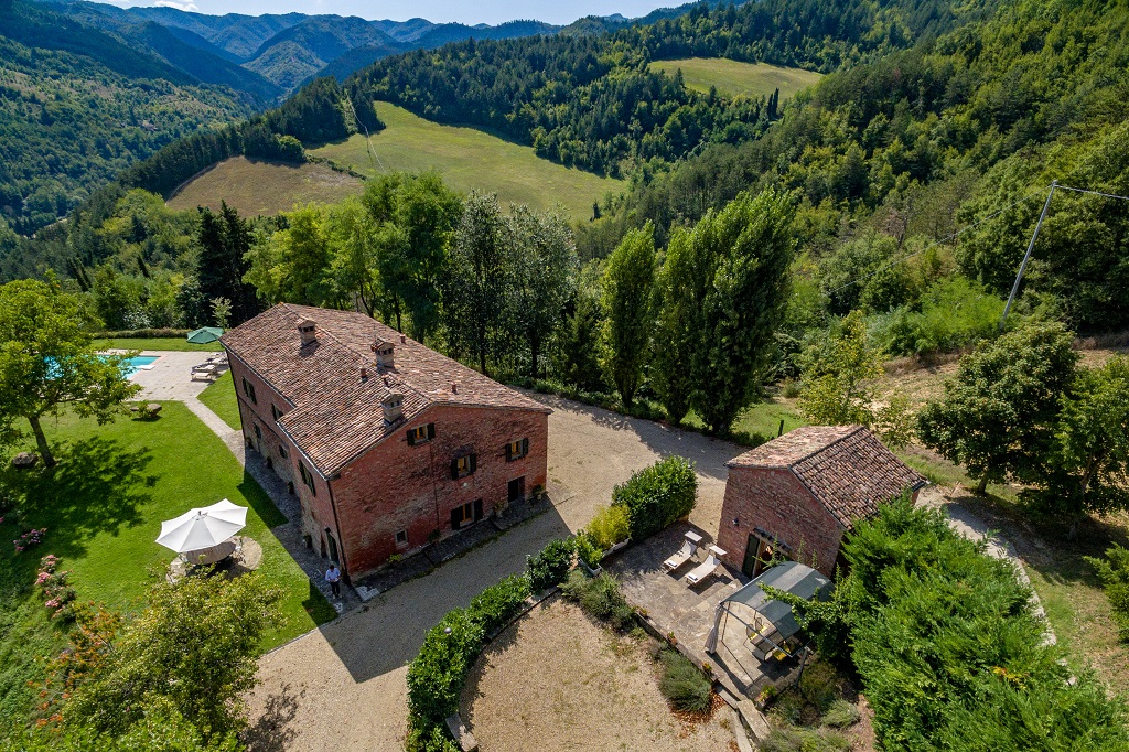 Villa I Vanzetti in Tredozio, this luxury villa with swimming pool and garden, for up to 14 people, is available for holiday rental in Emilia Romagna at the border with Tuscany. 