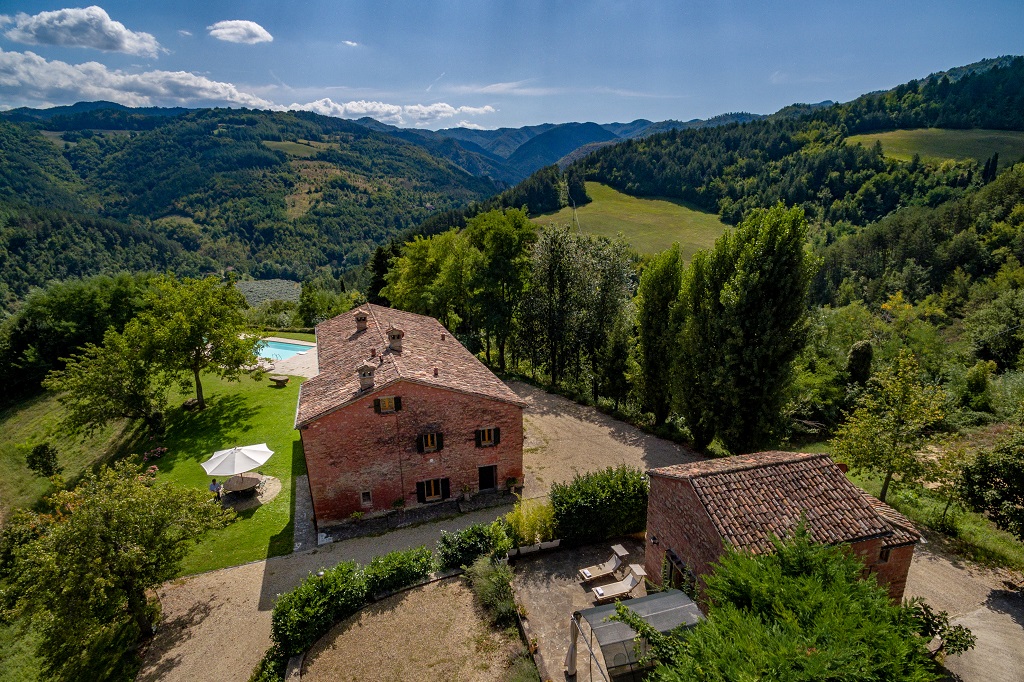 Villa I Vanzetti in Tredozio, this luxury villa with swimming pool and garden, for up to 14 people, is available for holiday rental in Emilia Romagna at the border with Tuscany. 