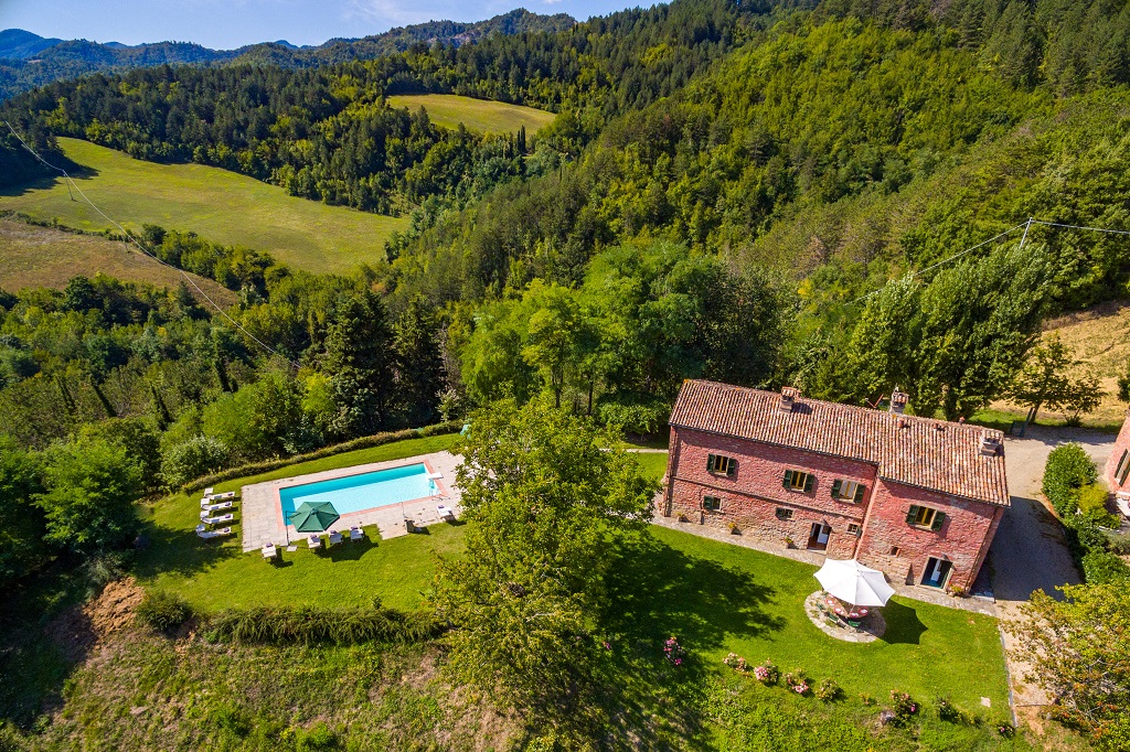 Villa I Vanzetti in Tredozio, this luxury villa with swimming pool and garden, for up to 14 people, is available for holiday rental in Emilia Romagna at the border with Tuscany. 